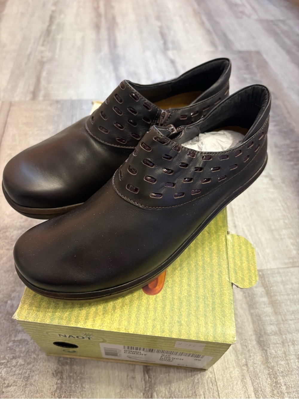 Naot Canary Shoes size 39 8